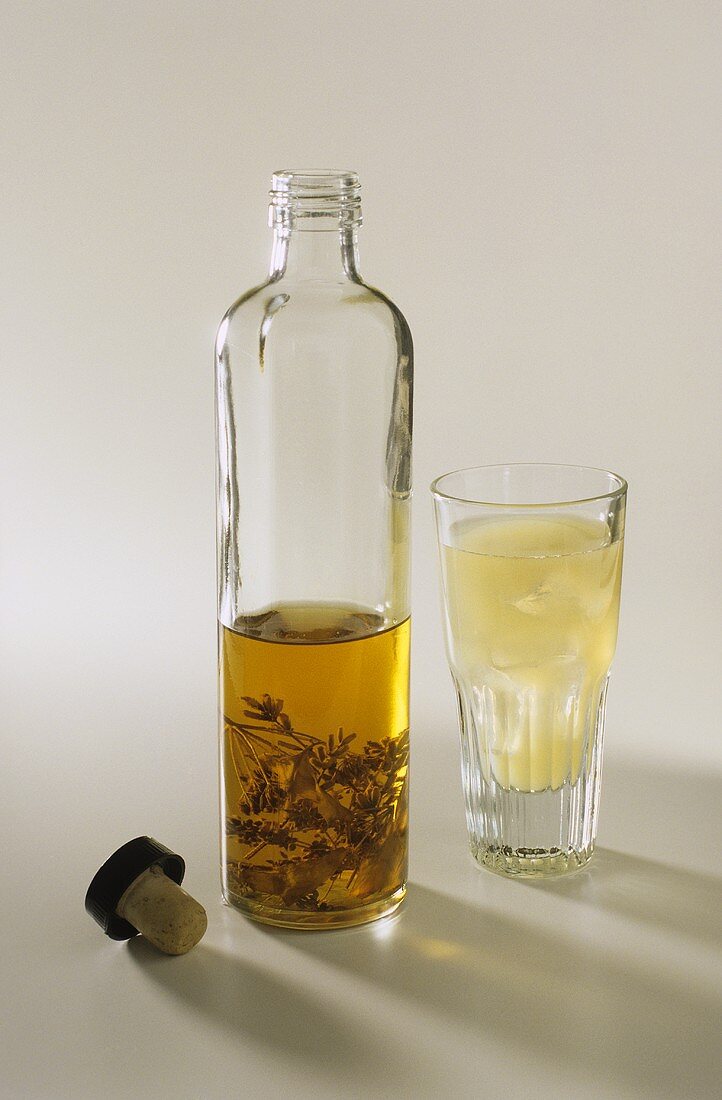 Eine Flasche & Glas mit Anisschnaps