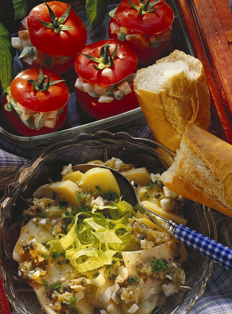 Gefüllte Tomaten mit Gemüsesalat; Kartoffelsalat mit Käse