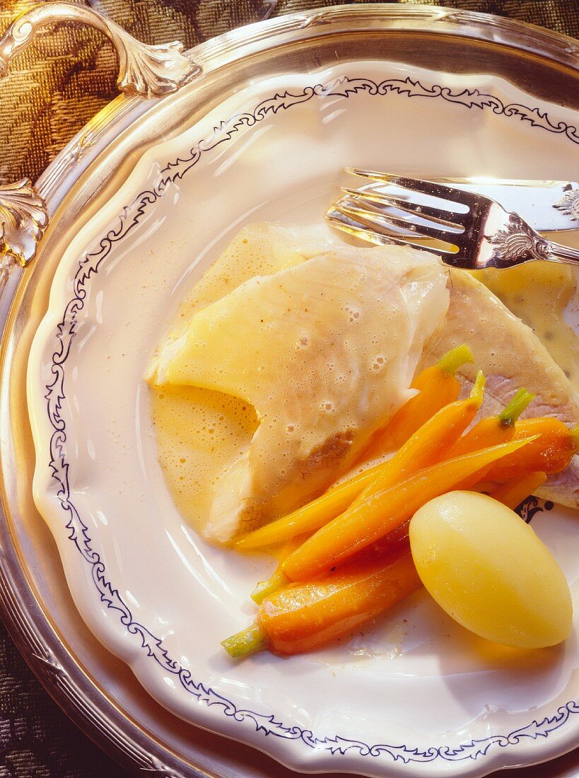 Pike with butter sauce, halved carrots & boiled potatoes