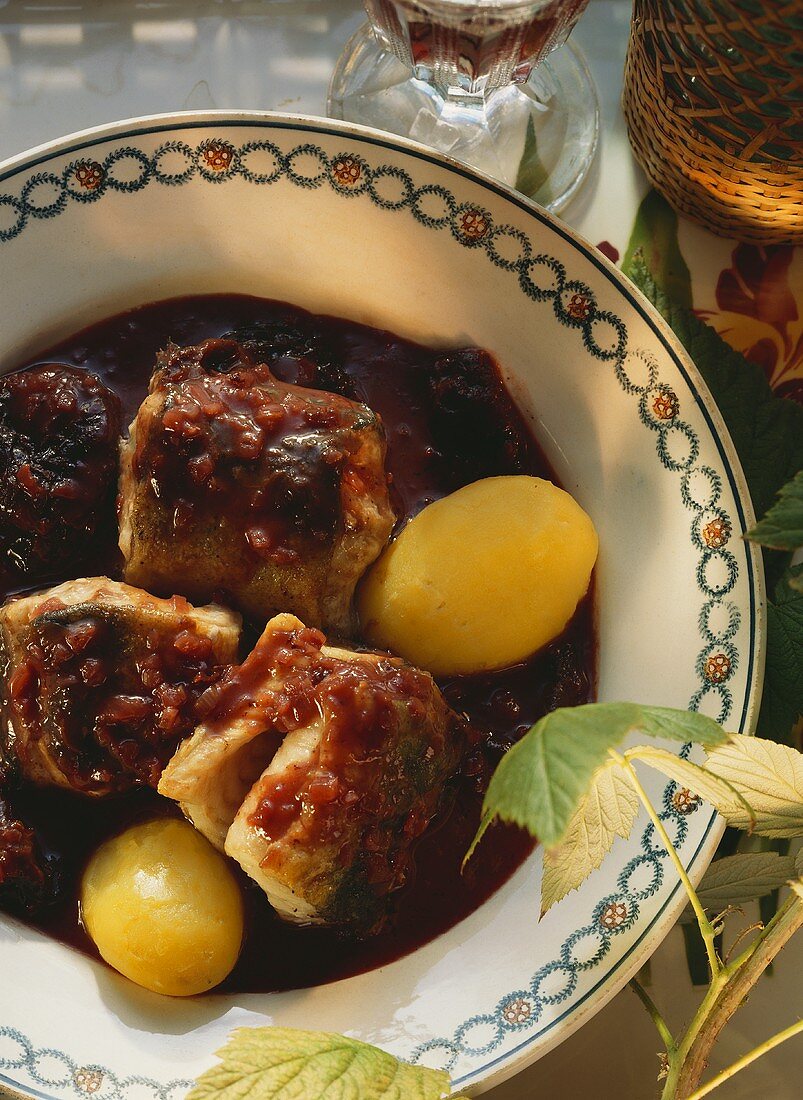 Aalstücke in Rotweinsauce mit Backpflaumen & Pellkartoffeln