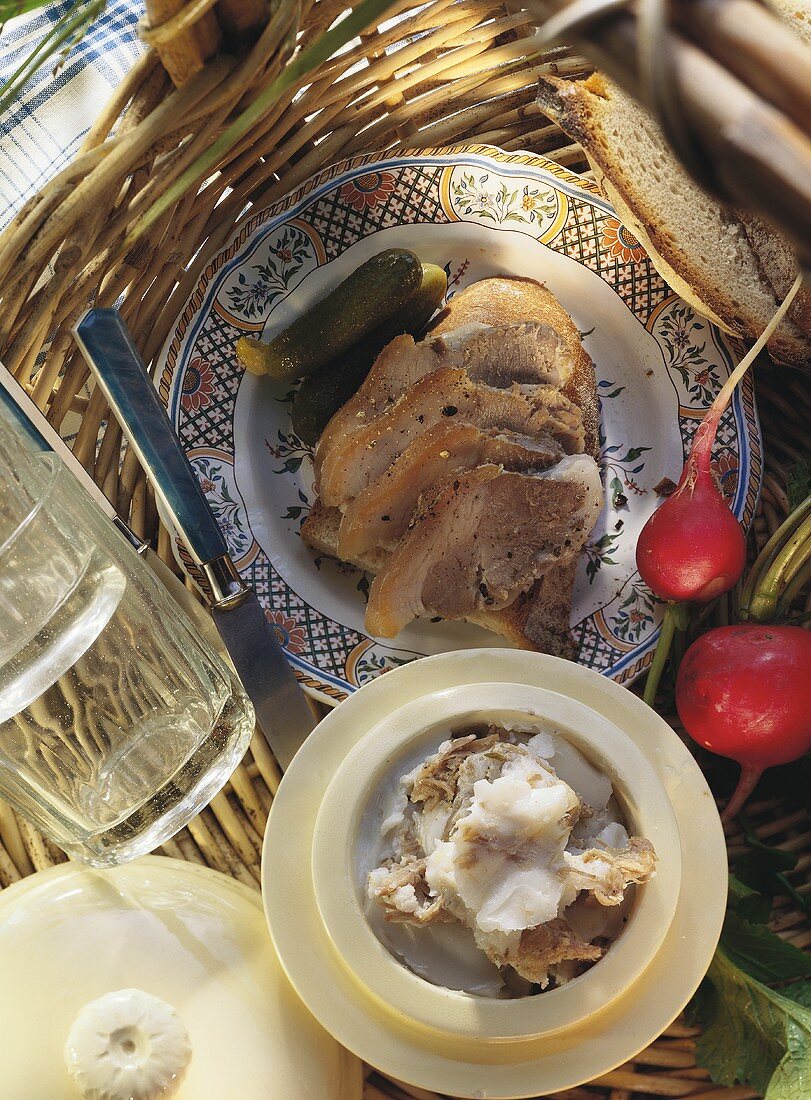 Schweinefleisch auf Brot; Schmalz mit Schweinefleisch