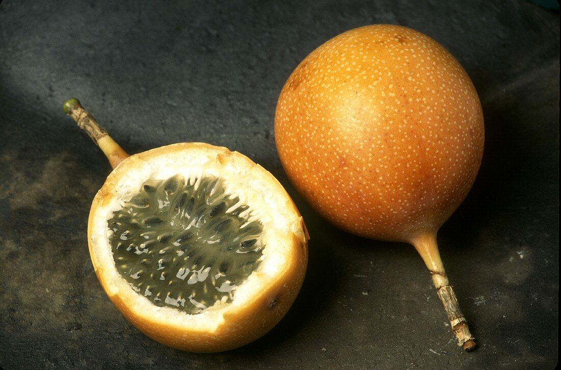 Granadilla, ganze & halbe Frucht