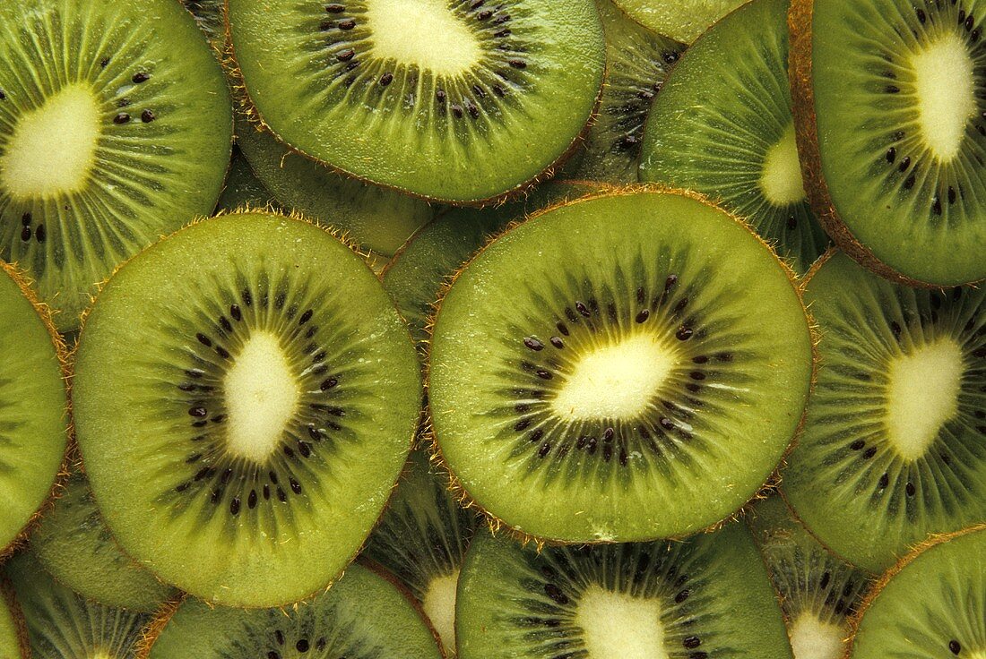 Kiwis, in viele Scheiben geschnitten