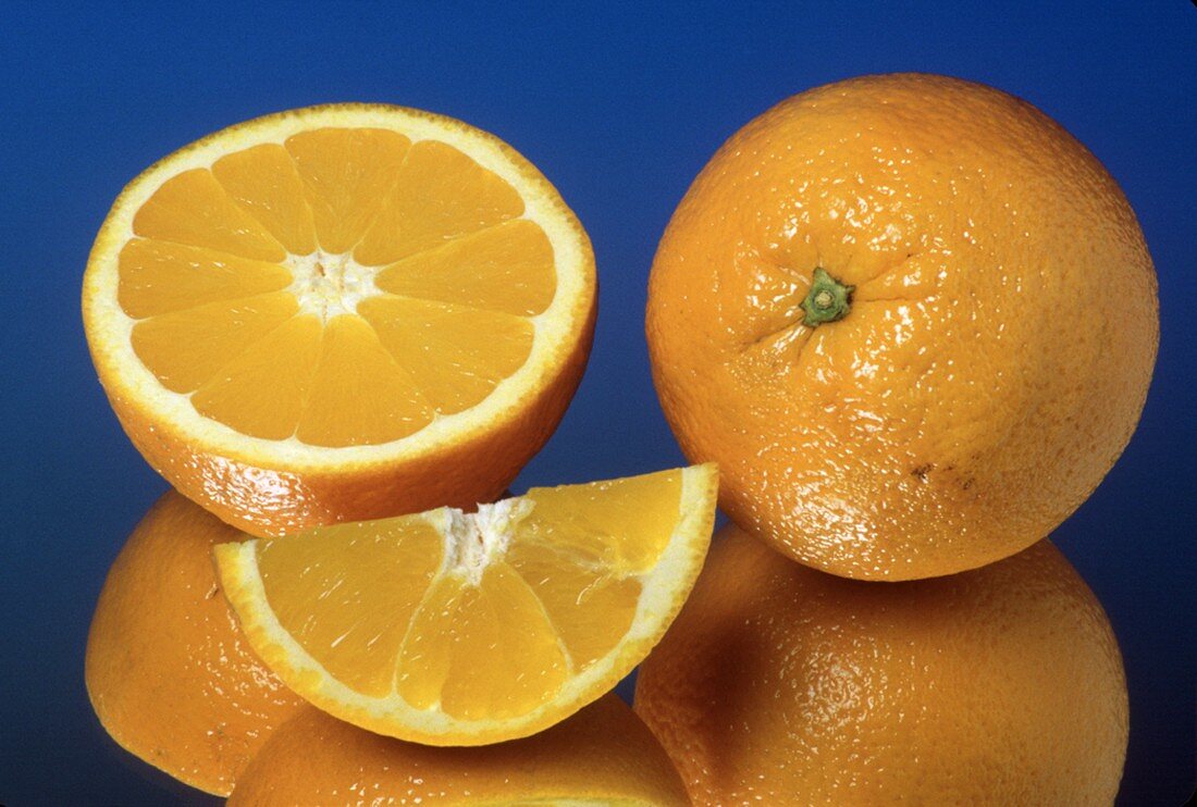 Orangen, ganze & aufgeschnittene Frucht