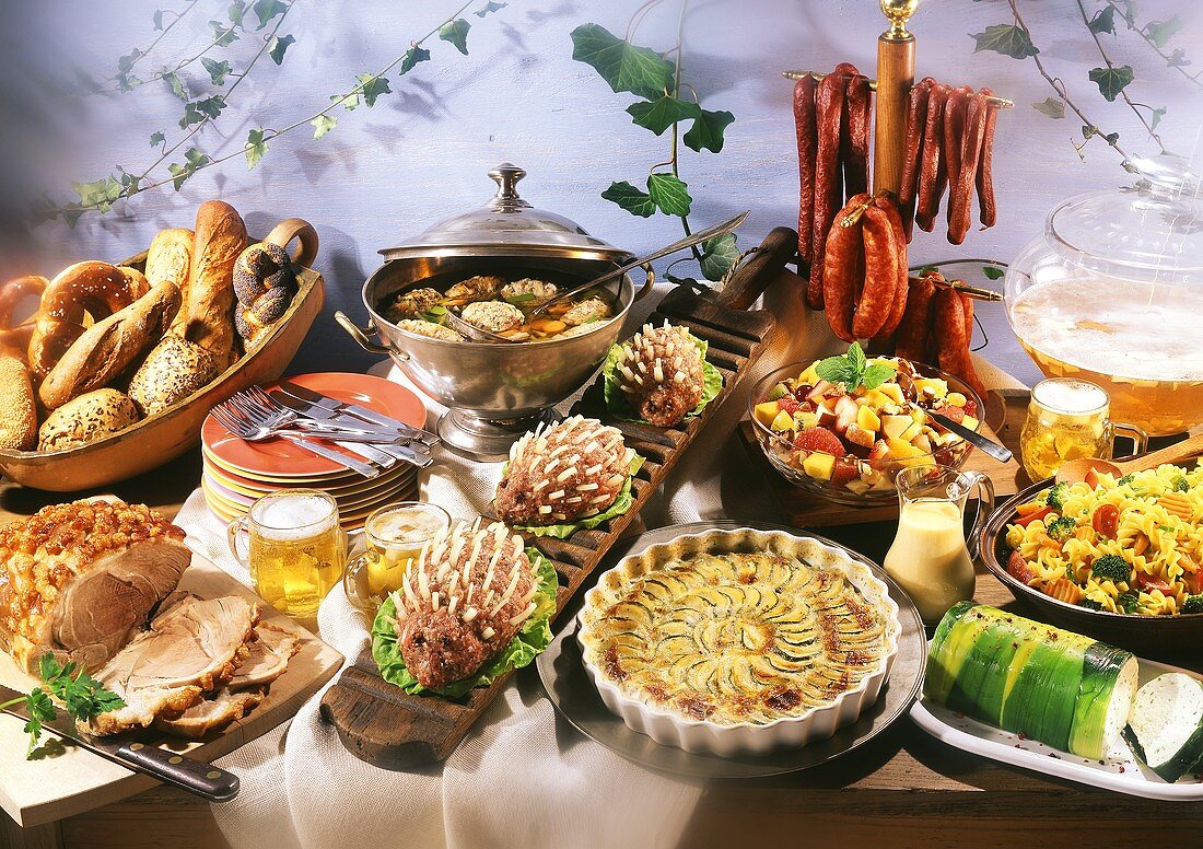 Buffet mit Braten,Suppe,Tatar-Igeln,Zucchiniauflauf,Obstsalat