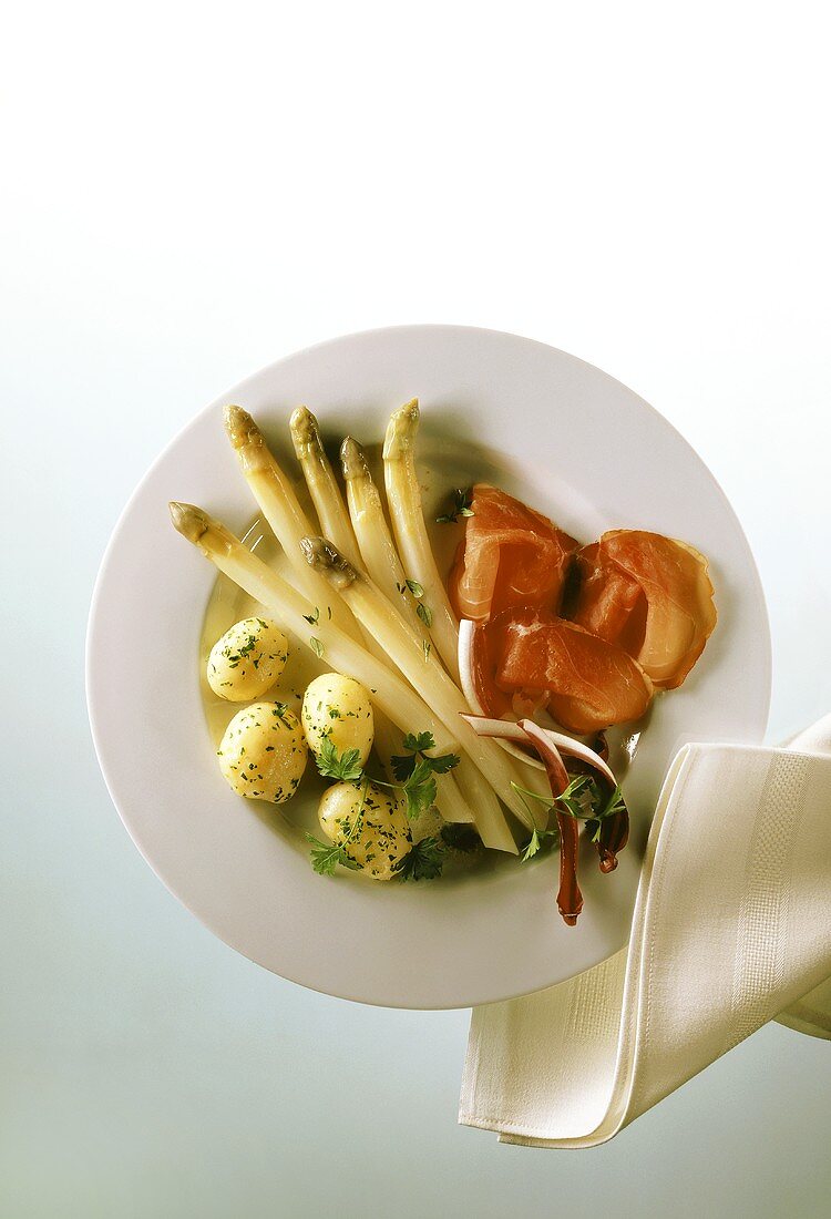 Spargel mit Räucherschinken,Radicchio & Petersilienkartoffeln