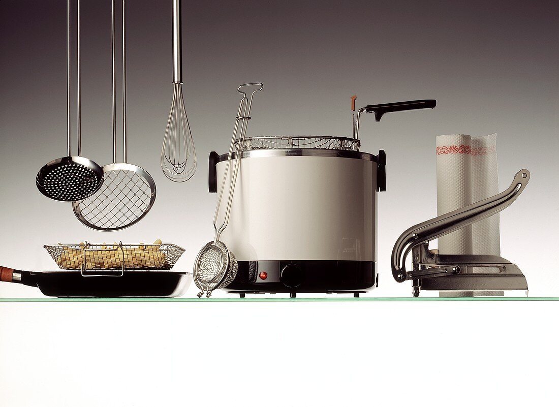 Friteuse & verschiedene Küchenwerkzeuge zum Fritieren