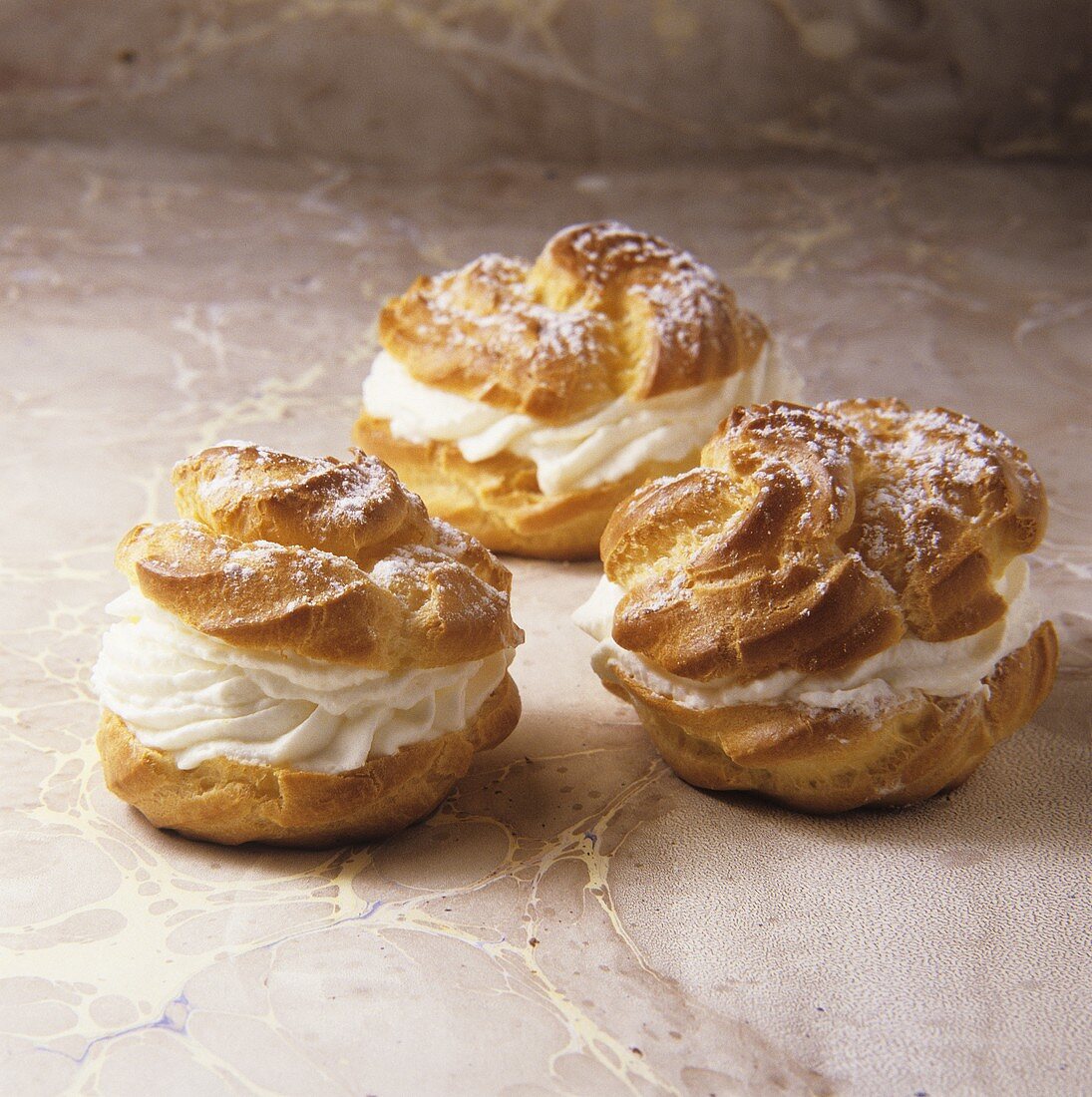 Bignè con la panna (Cream puffs with cream filling and icing sugar)