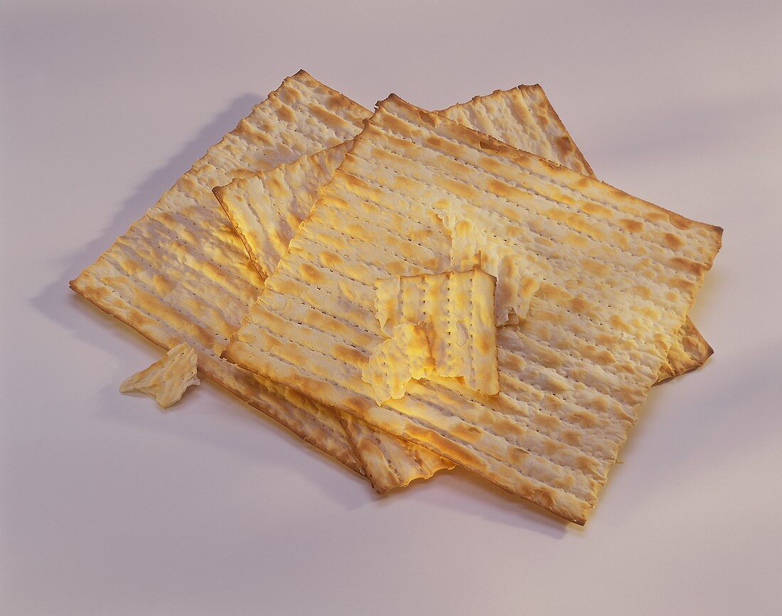 Einige Matze-Brotscheiben(ungesäuerte flache jüdische Brote)