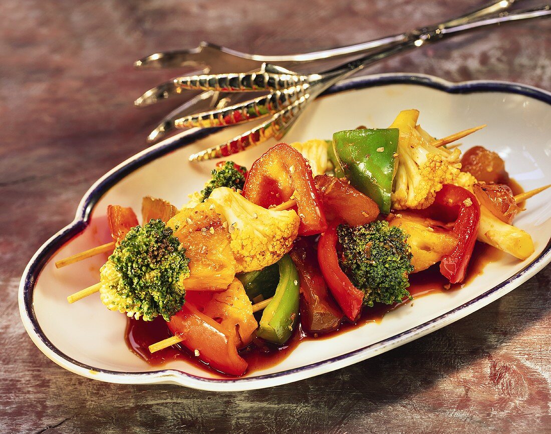 Gegrillte Gemüsespiesschen mit Ananas in Honigsauce