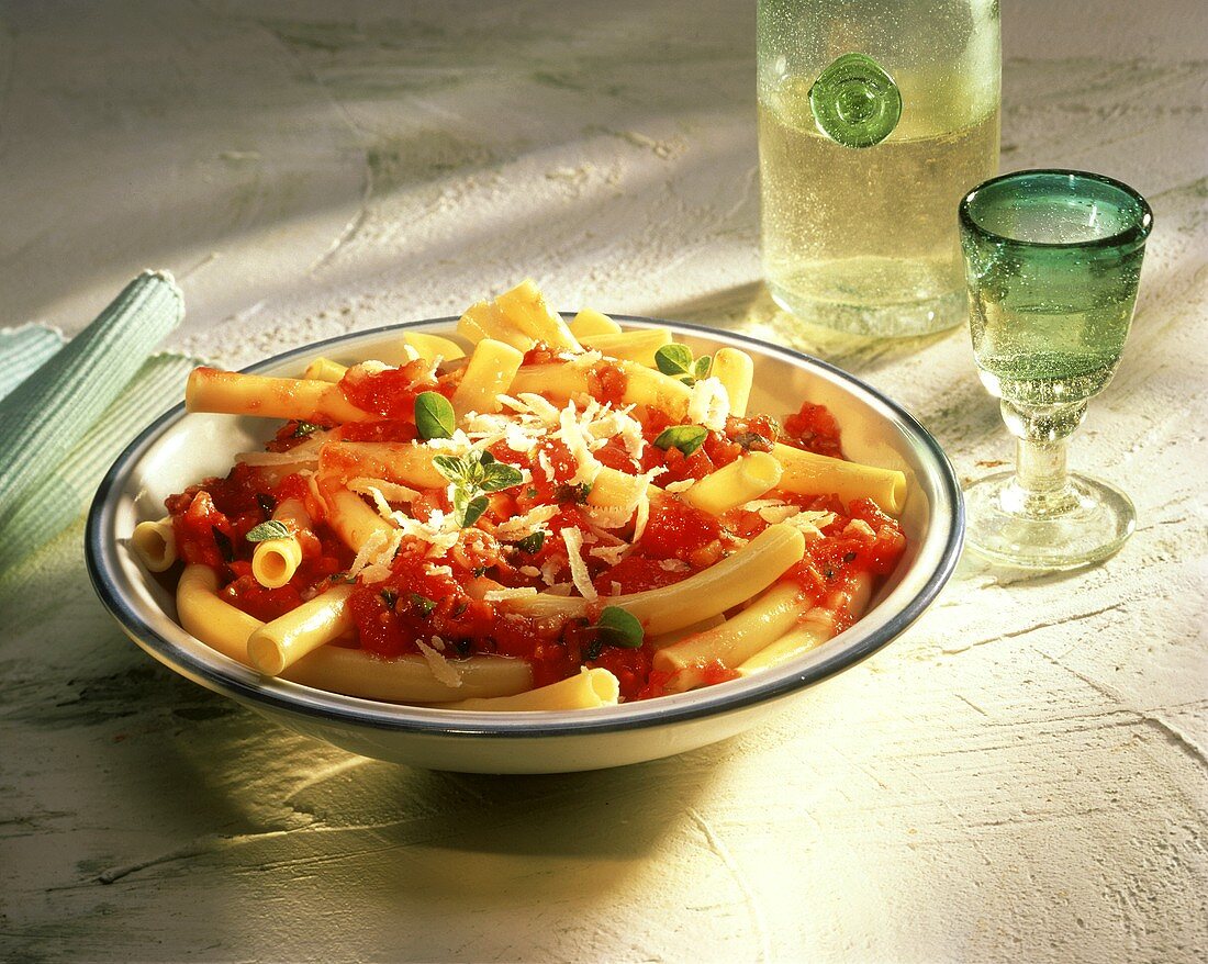 Maccheroni al pomodoro (Röhrennudeln mit Tomatensauce)