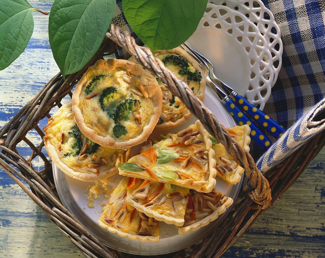 Quiches mit Brokkoli & Möhren-Lauch-Tarte mit Pinienkernen