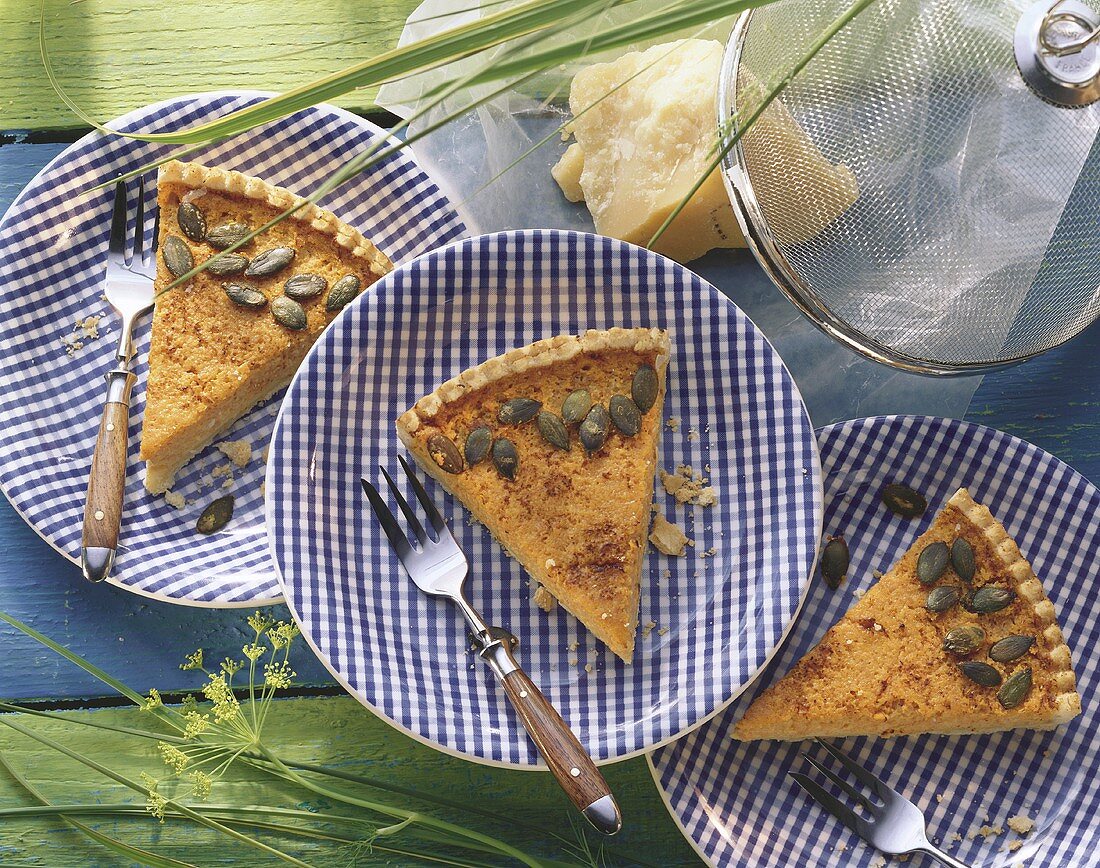 Kürbisquiche mit Kürbiskernen (drei einzelne Stücke)