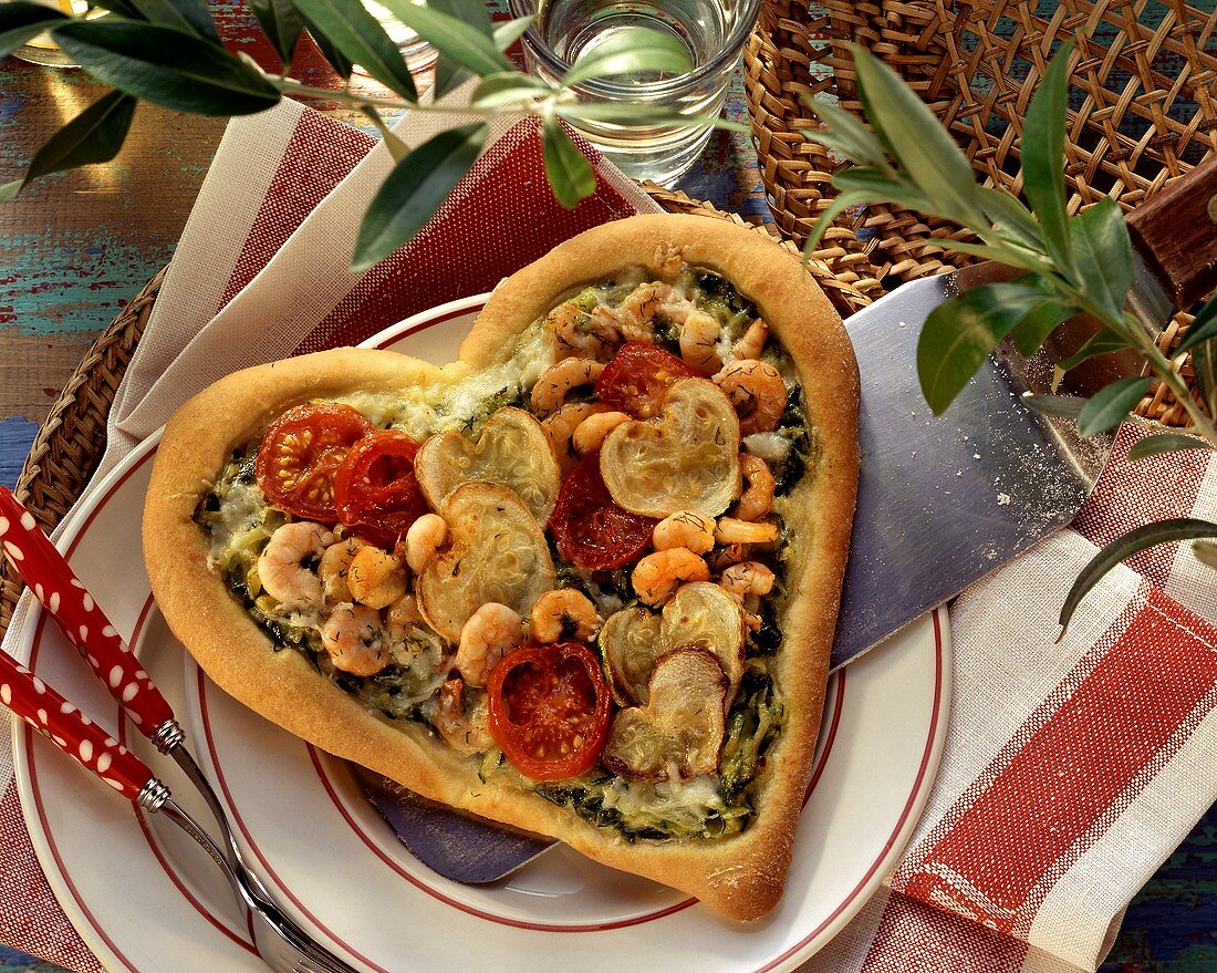 Pizza-Herz mit Krabben, Zucchini & Kirschtomaten