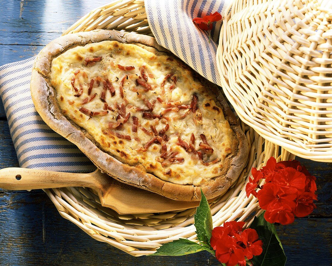 Flammenkuchen mit Speck & Zwiebeln belegt in Körbchen