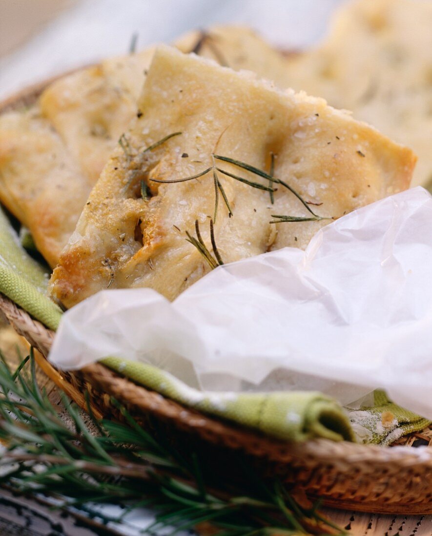 Focaccia (Fladenbrot) mit Kräutern & Käse, bestreut mit Salz