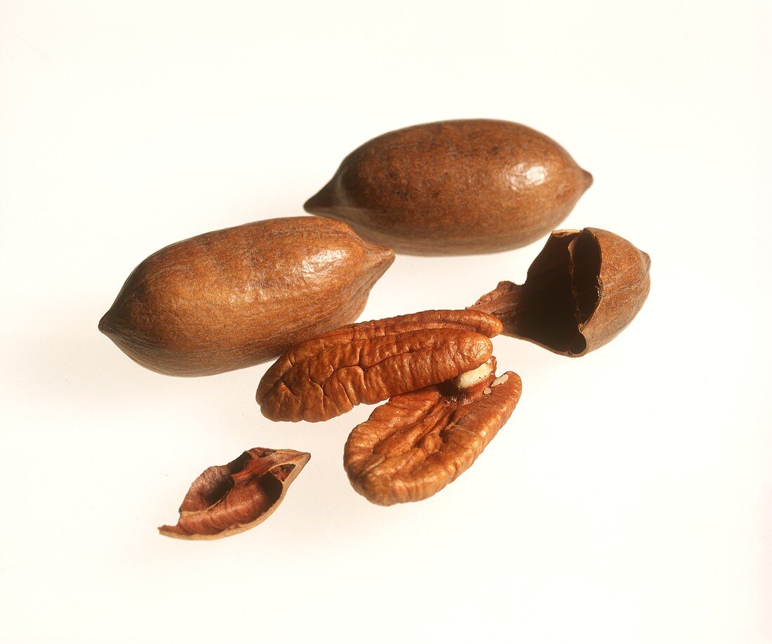 Pecan nuts with and without shells