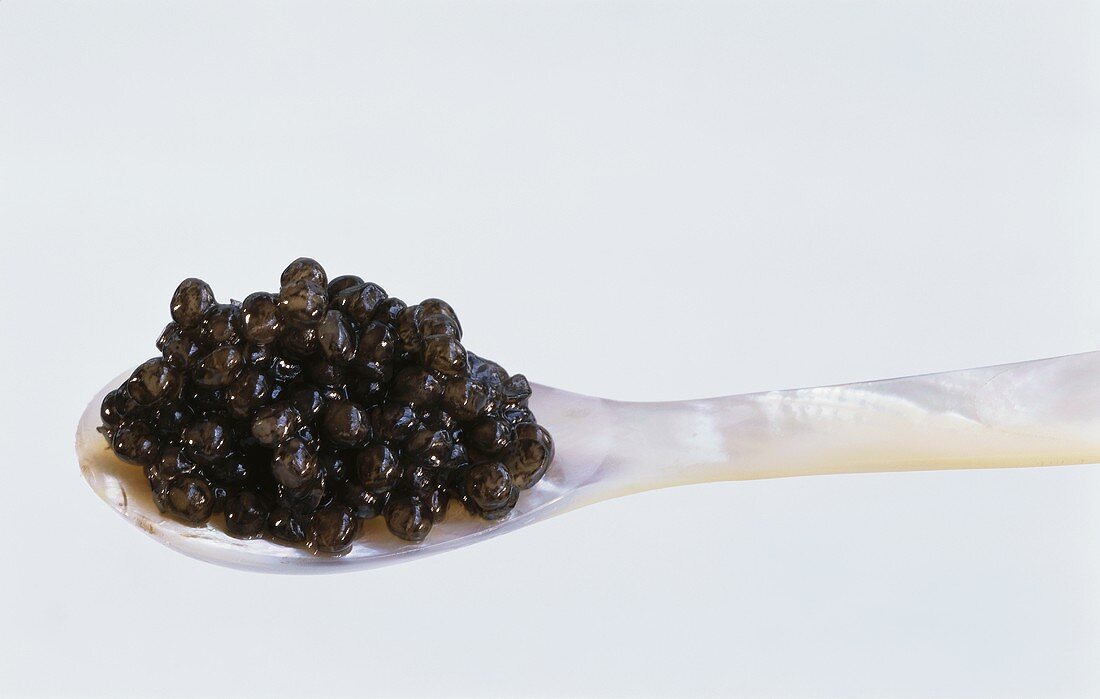 Schwarzer Kaviar auf einem Perlmuttlöffel