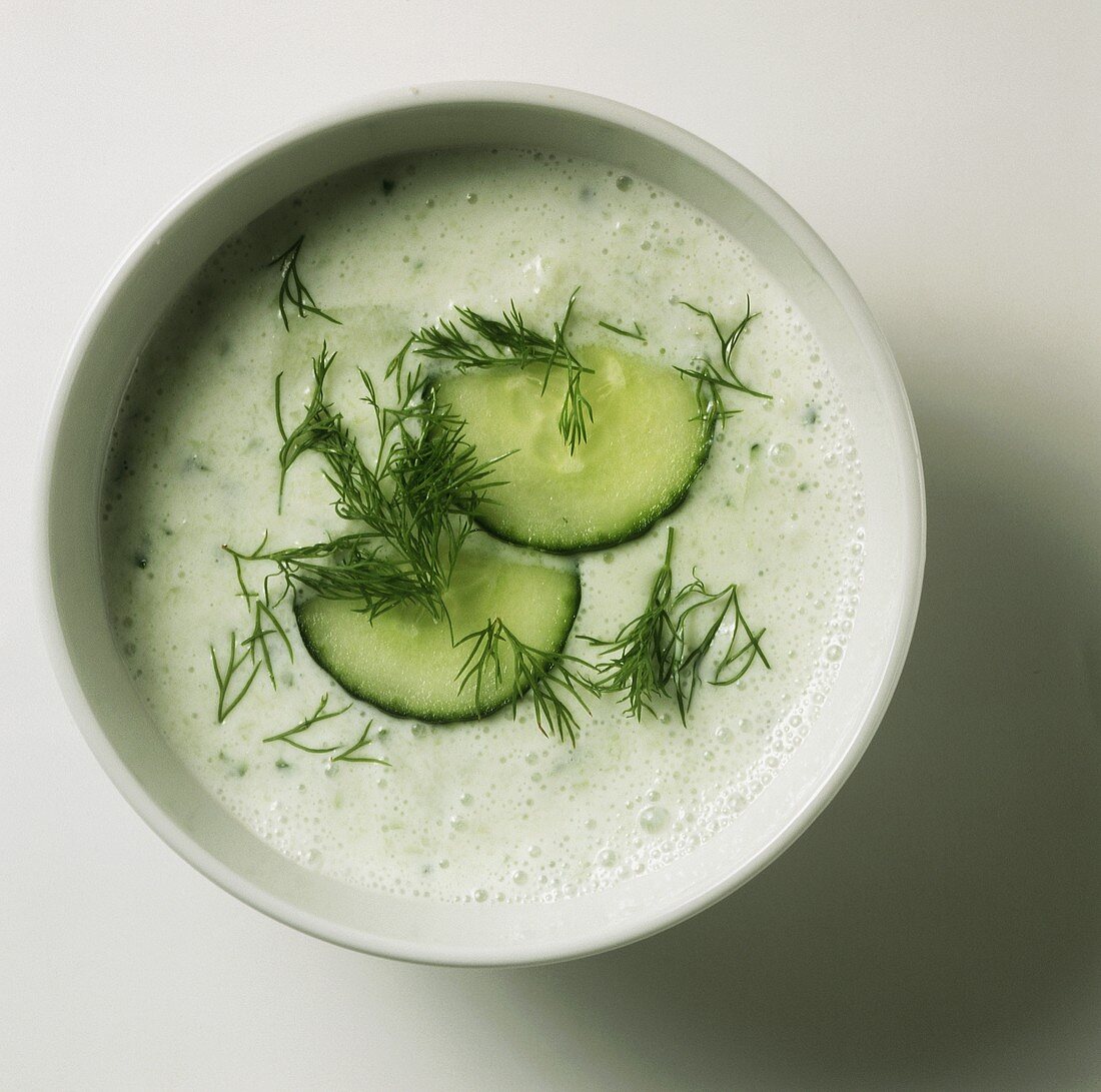 Gurkenkaltschale mit Dill