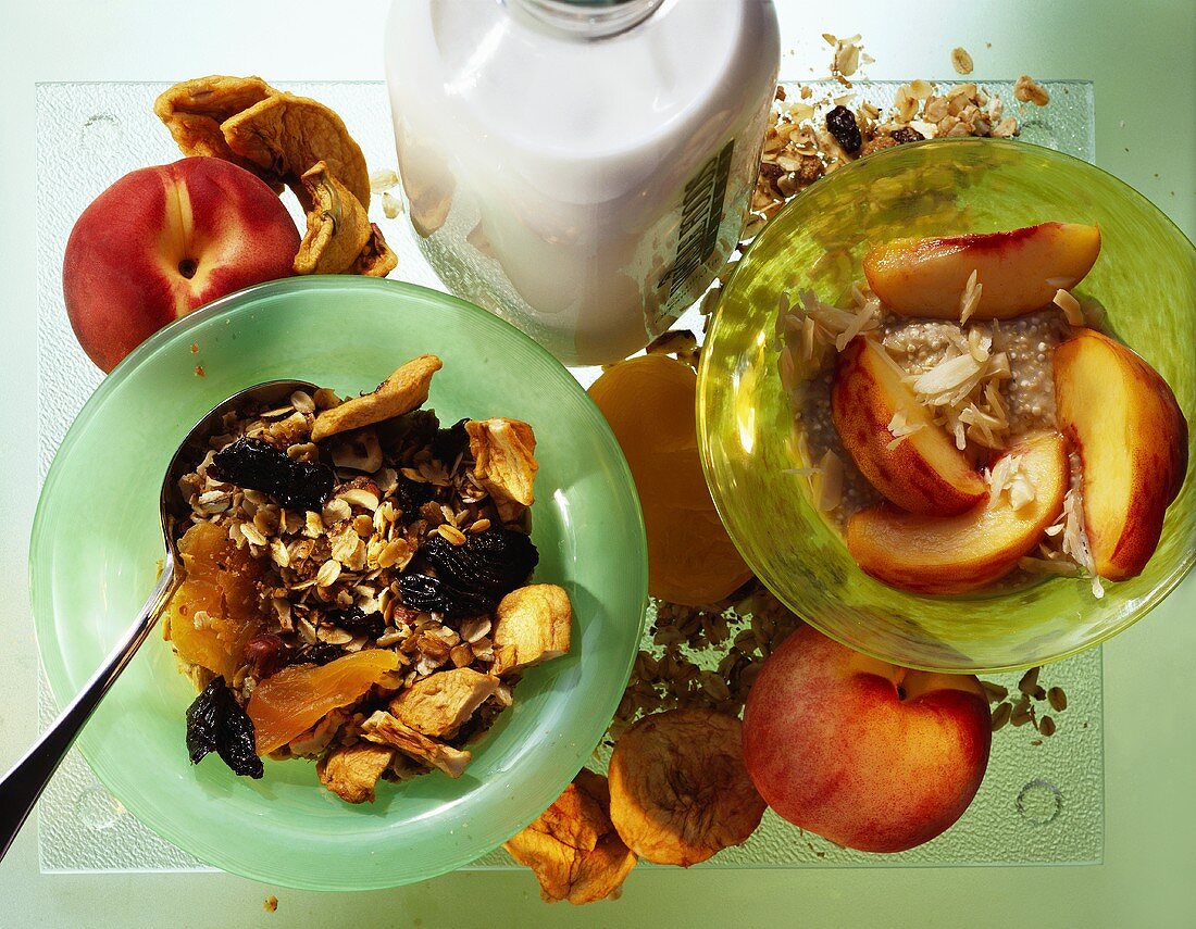 Müsli mit Trockenfrüchten & Quinoamüsli mit Pfirsich, Mandeln