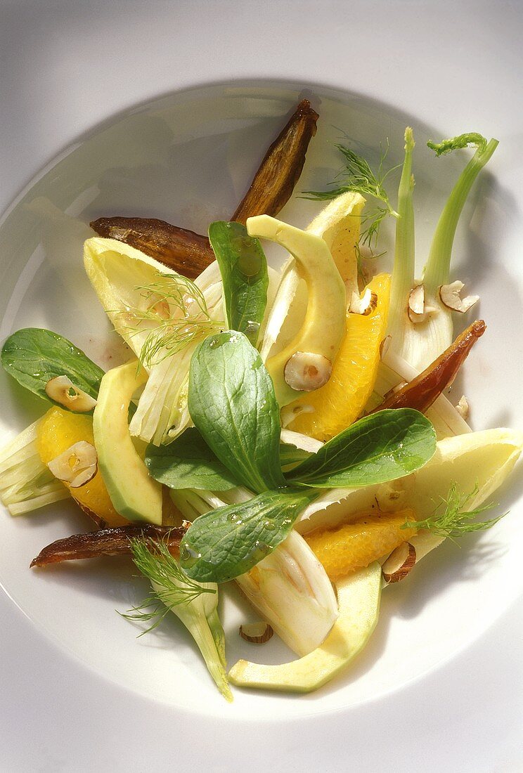 Winter-Salat mit Fenchel, Avocado, Orangen, Datteln & Nüssen
