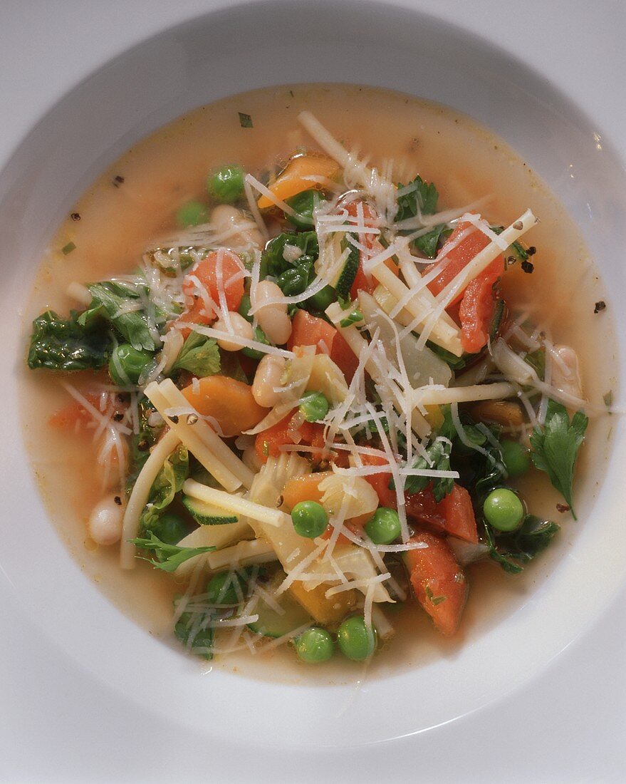 Minestrone (Gemüsesuppe mit Nudeln & Parmesan)