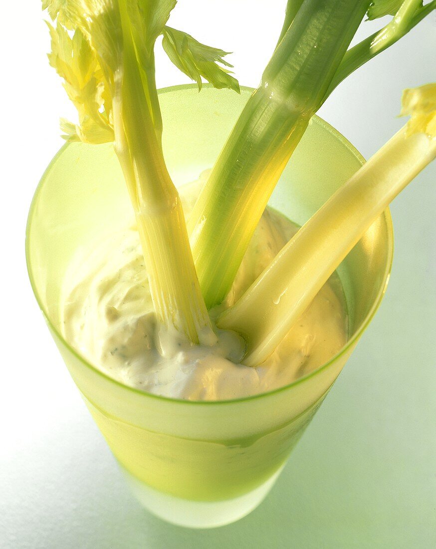 Roquefort-Dip mit Staudensellerie in einem Becher