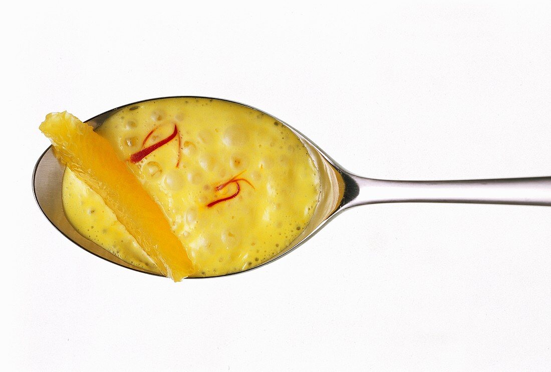 Safran-Orangen-Sauce mit Orangenfilet auf Löffel
