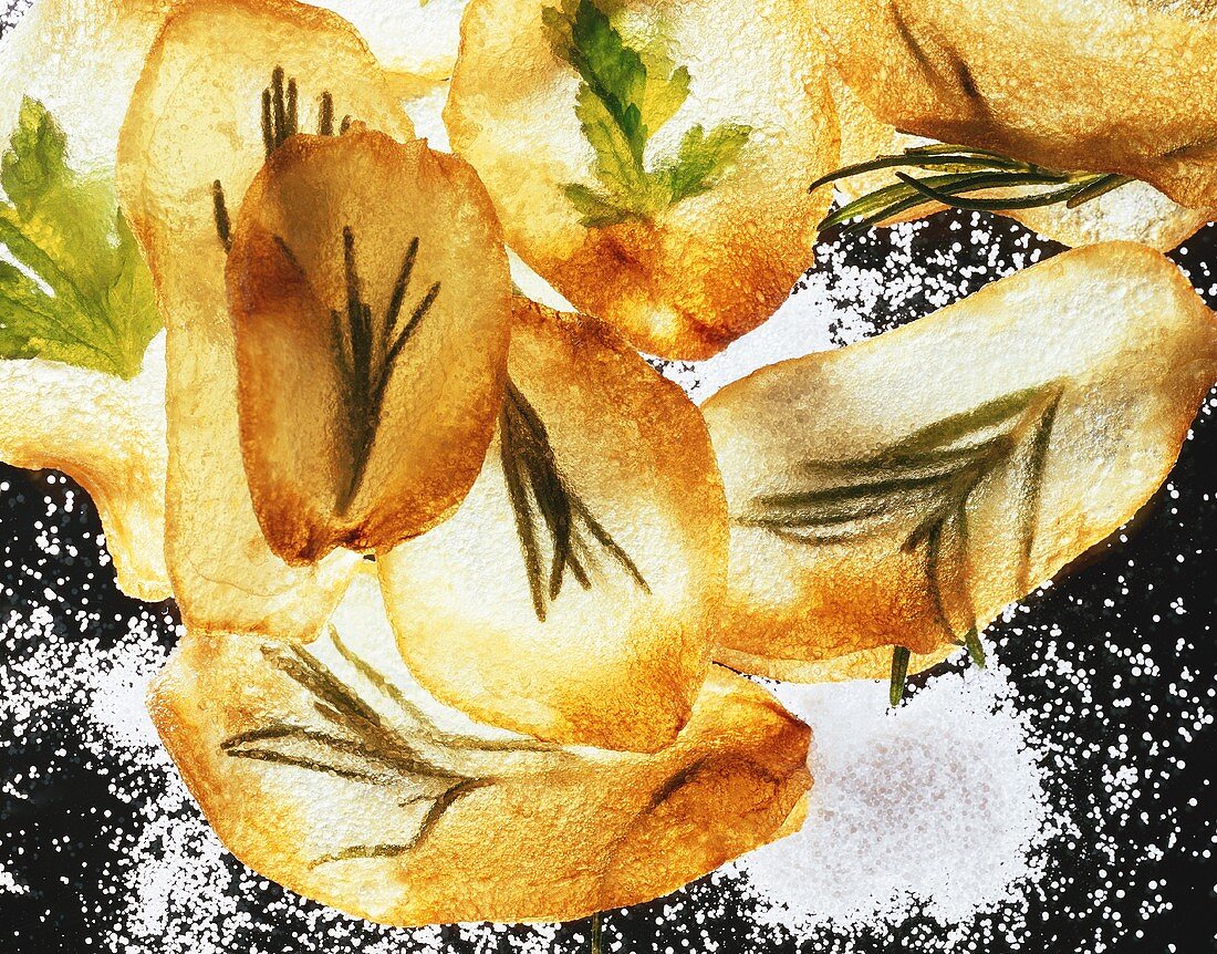 Kartoffel-Kräuter-Chips-Stillleben mit Salz
