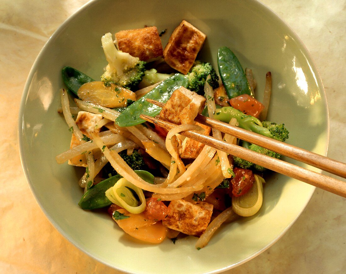 Gebratener Tofu auf Gemüse (Möhren,Brokkoli,Zuckerschoten)