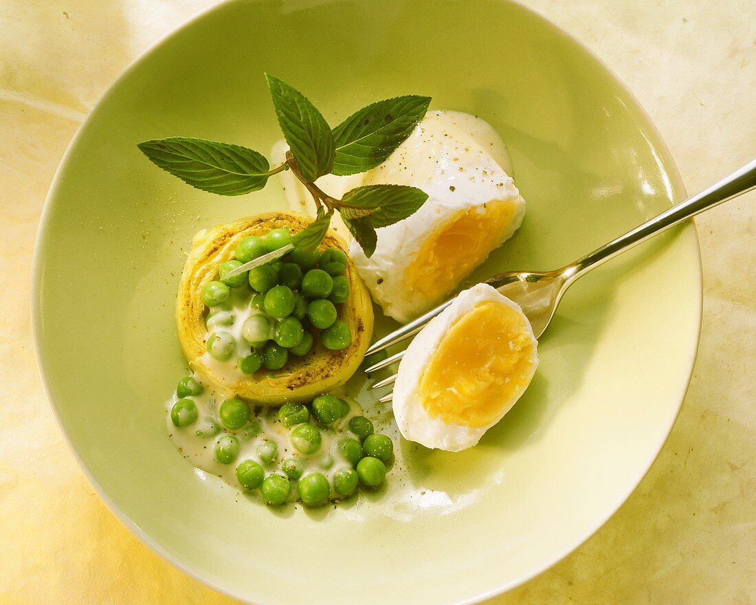 Poached eggs Clamart with peas, hollandaise sauce & mint