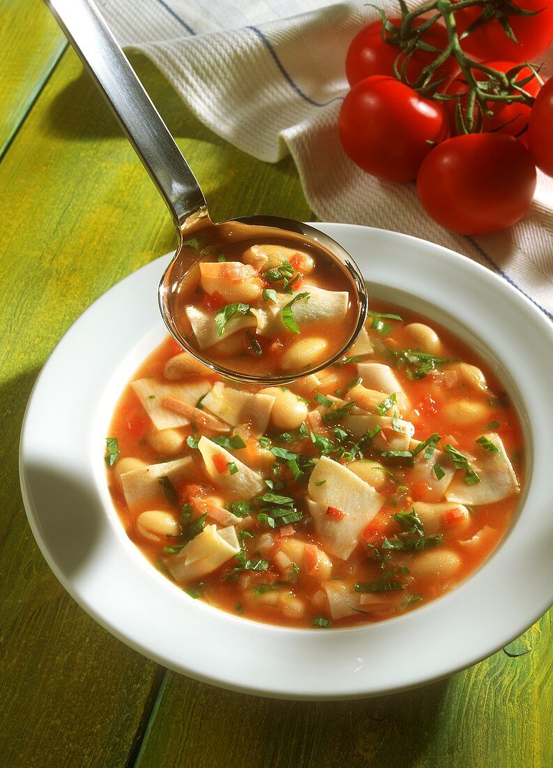 Bohnensuppe mit Nudelfleckerl, Tomaten & Basilikumstreifen