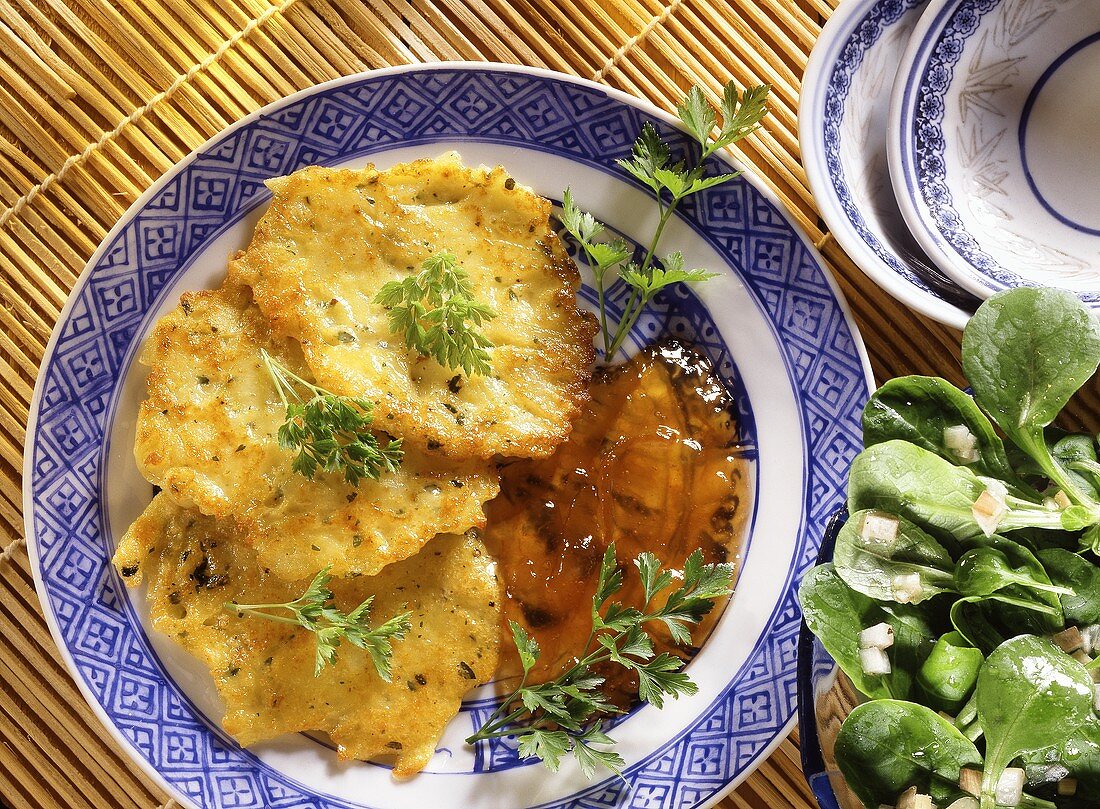 Steckrüben-Kartoffel-Puffer mit Mango Chutney & Feldsalat