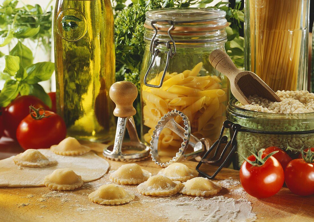 Stillleben mit selbstgemachten Ravioli, Tomaten & Reis