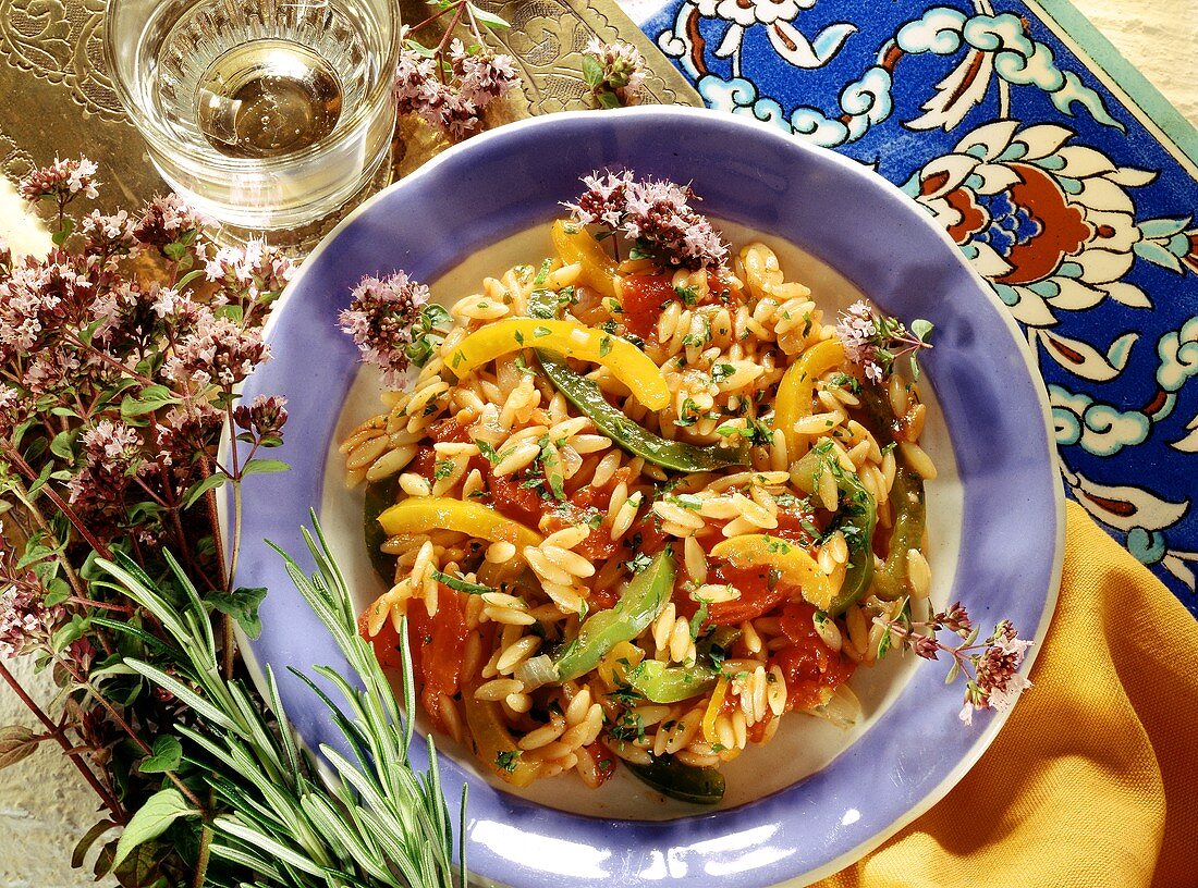 Türkische Tomaten-Reisnudeln mit Paprika & Oreganoblüten