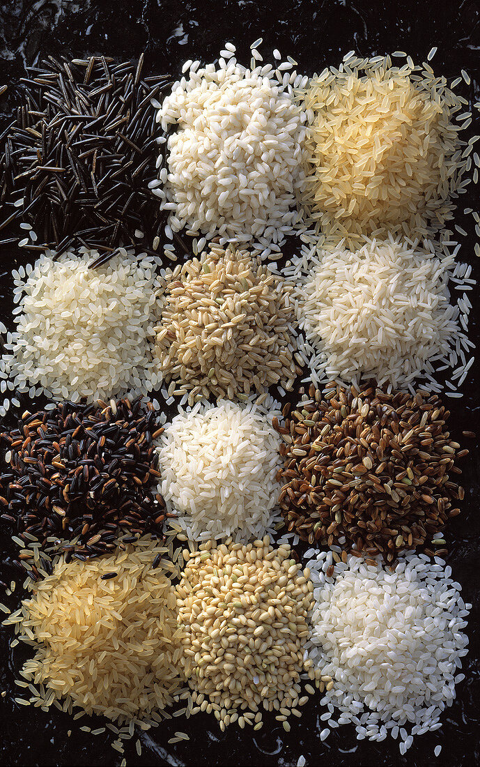 Verschiedene Reissorten in kleinen Häufchen