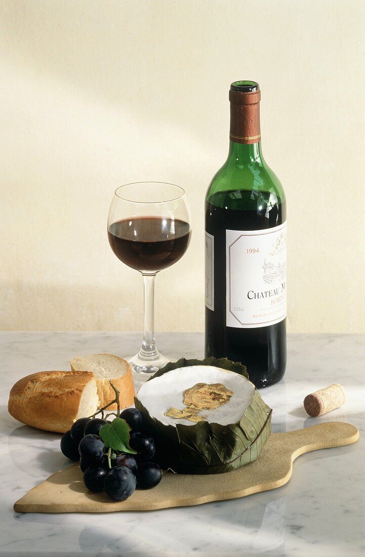 Französischer Rotwein, Camembert, rote Trauben & Baguette