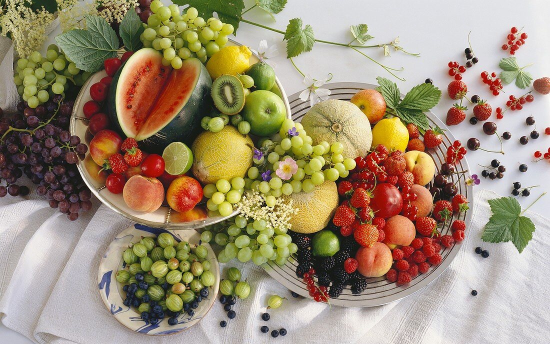 Stillleben mit Obst & verschiedenen Früchten