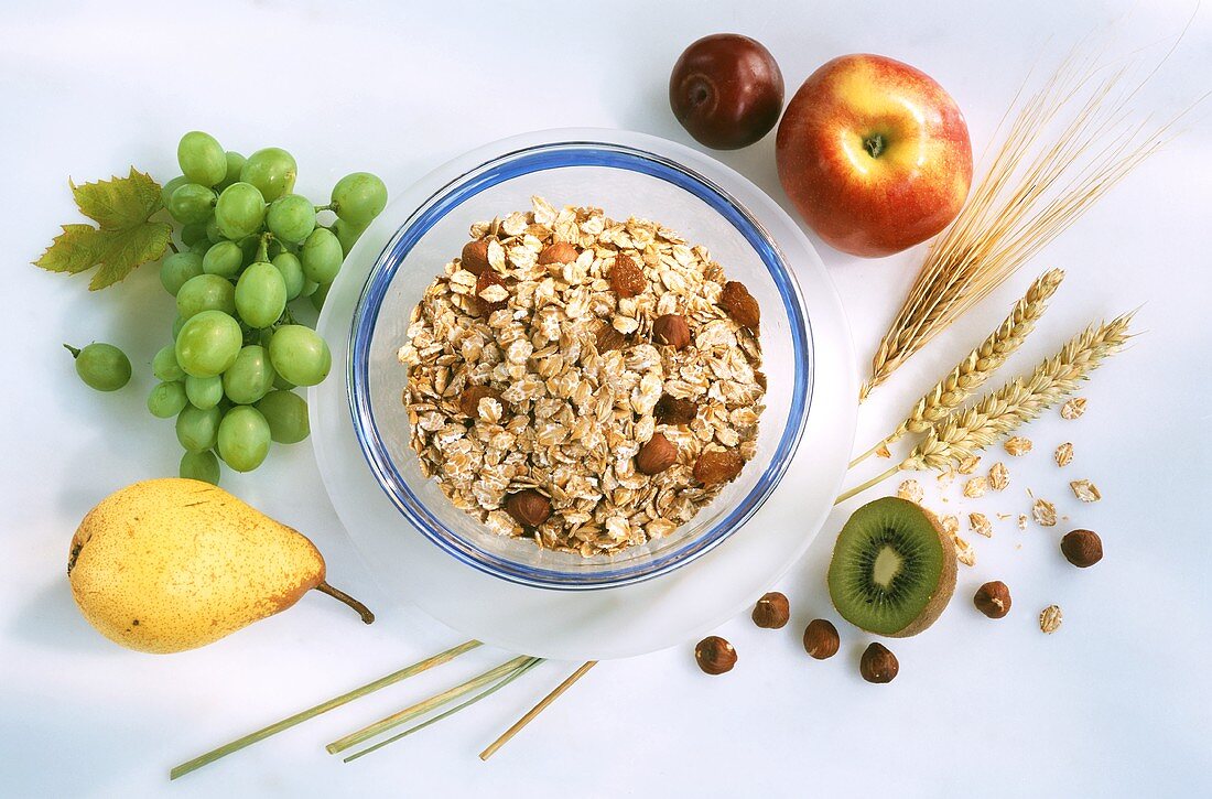 Müsli mit Haselnüssen & Rosinen, daneben Obst & Getreideähren