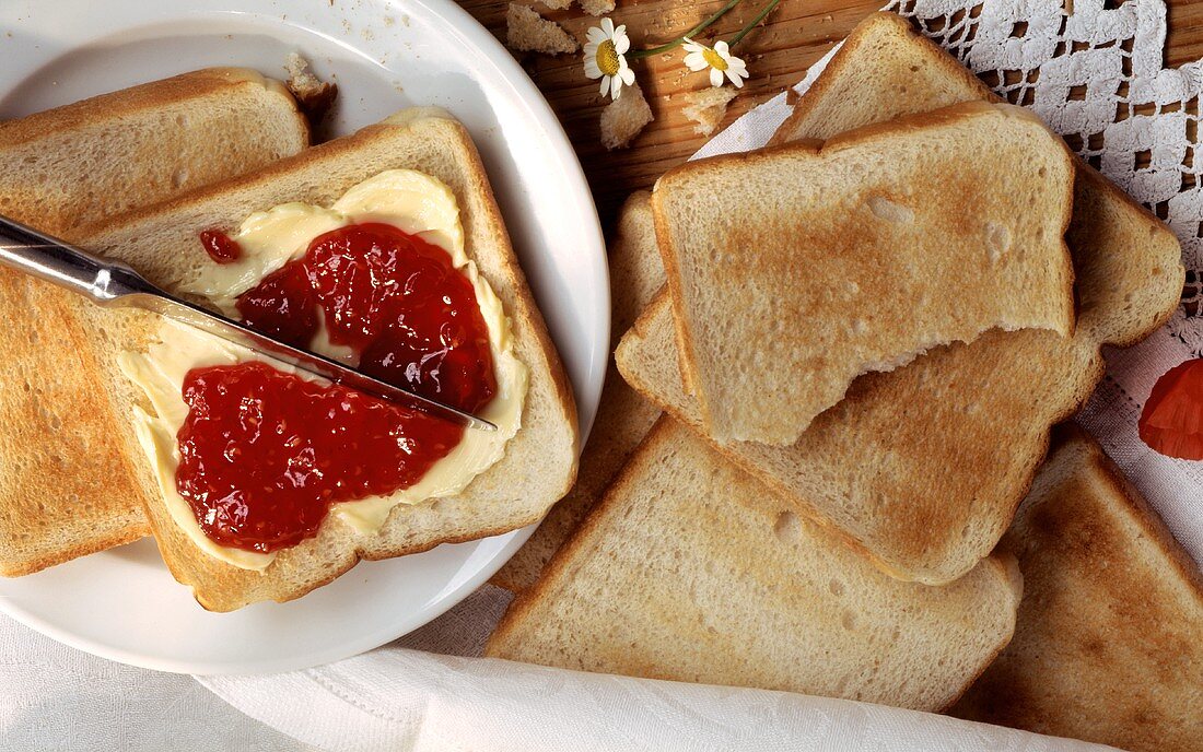 Toast mit Butter & Marmelade