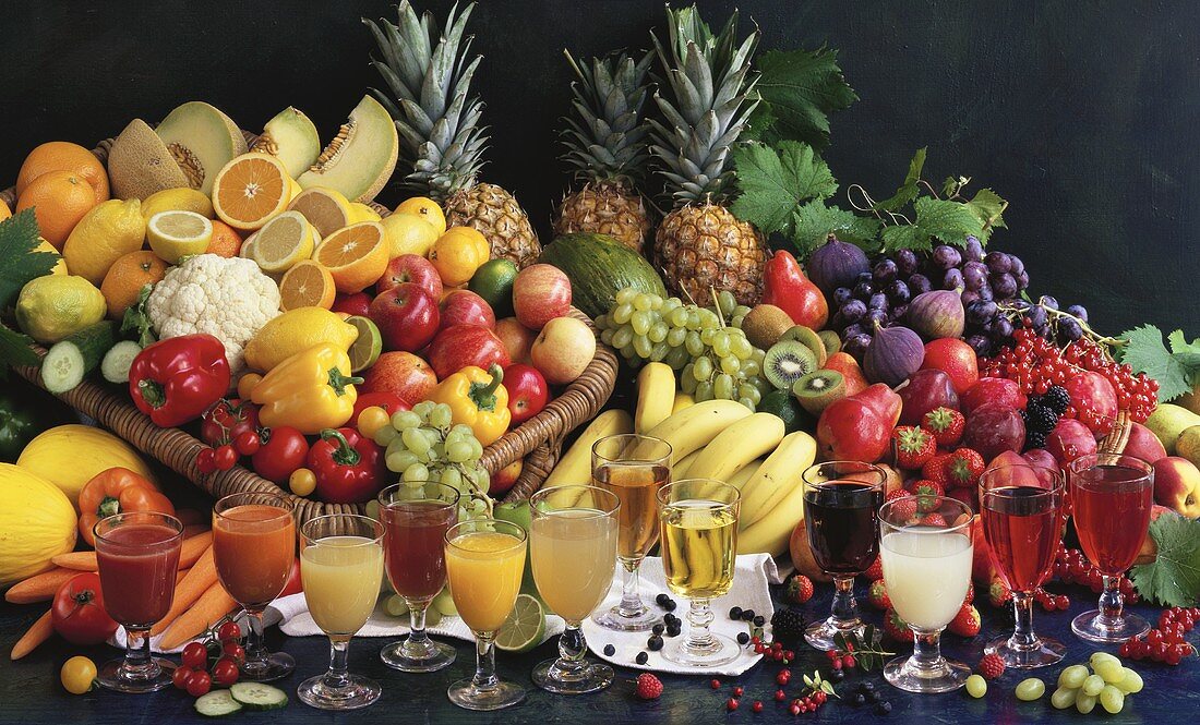 Gemüse, viele Obstsorten & Gläser mit Obst-& Gemüsesäften