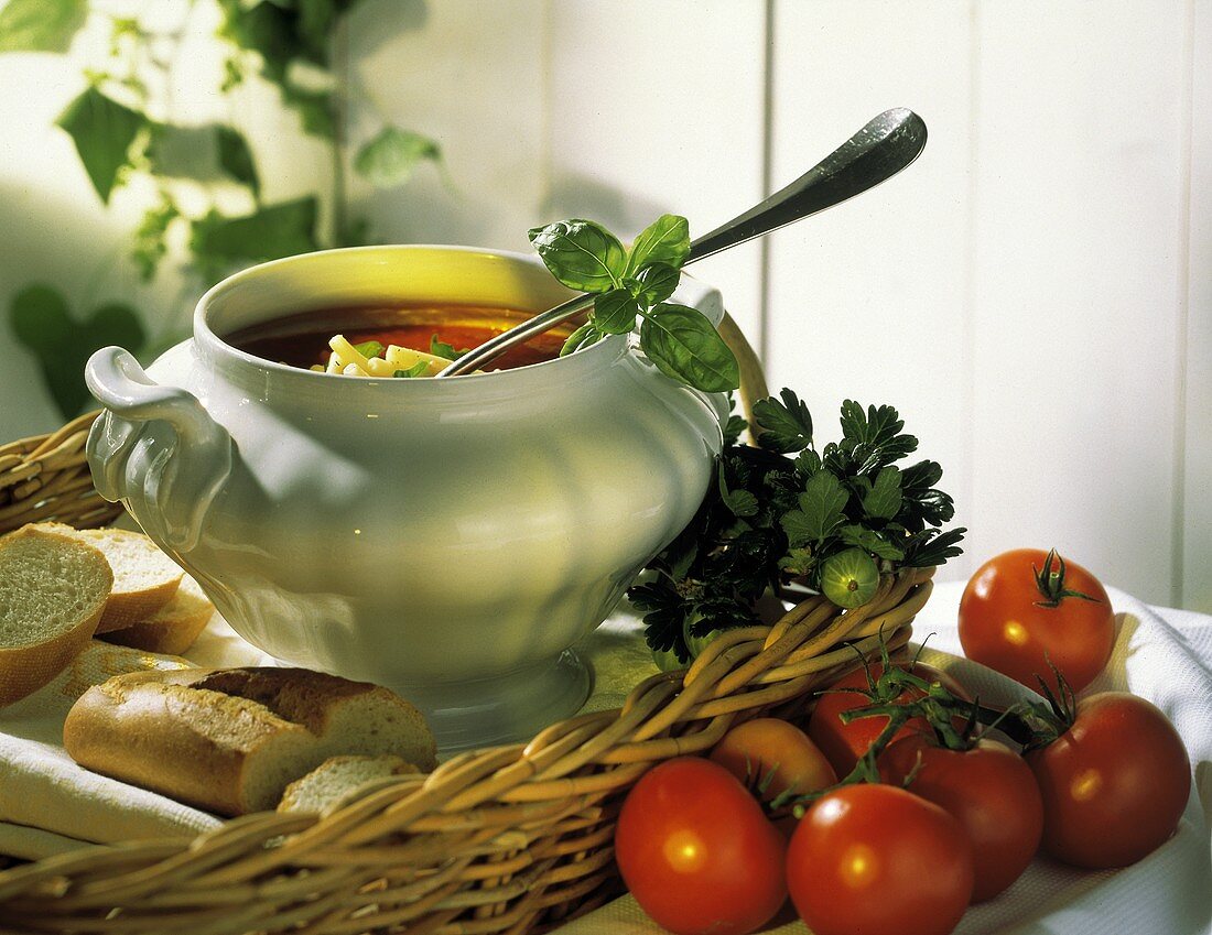 Tomaten-Nudel-Suppe in Suppenterrine,Stachelbeeren & Baguette