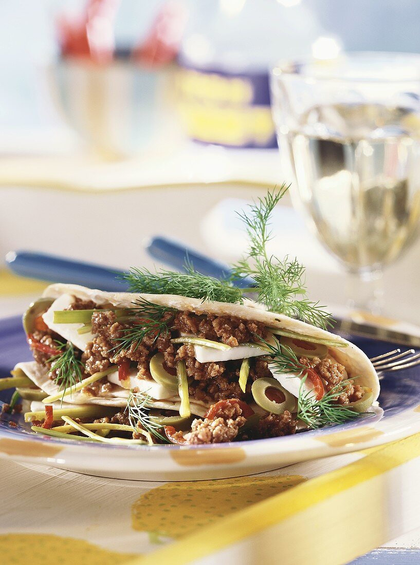 Griechische Hackfleischtaschen mit Oliven, Schafskäse, Lauch