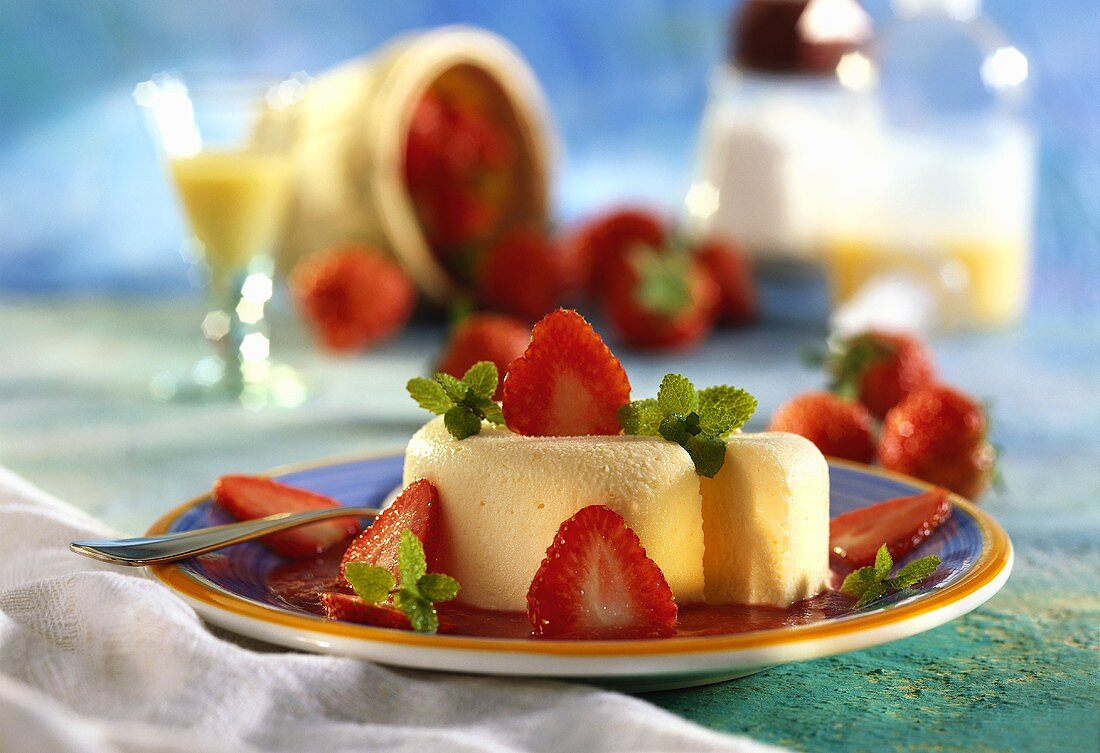 Eierlikör-Parfait auf Erdbeersauce mit Erdbeeren & Minze