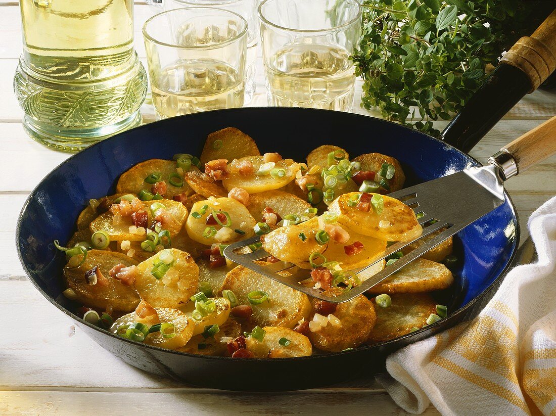 Pan-cooked potato dish with bacon & spring onions