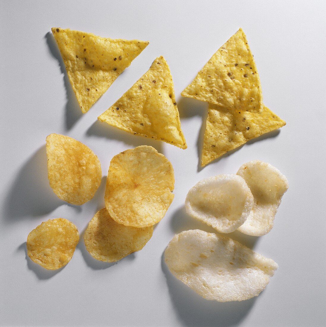 Verschiedene Chips (Maischips, Kartoffelchips, Krabbenbrot)