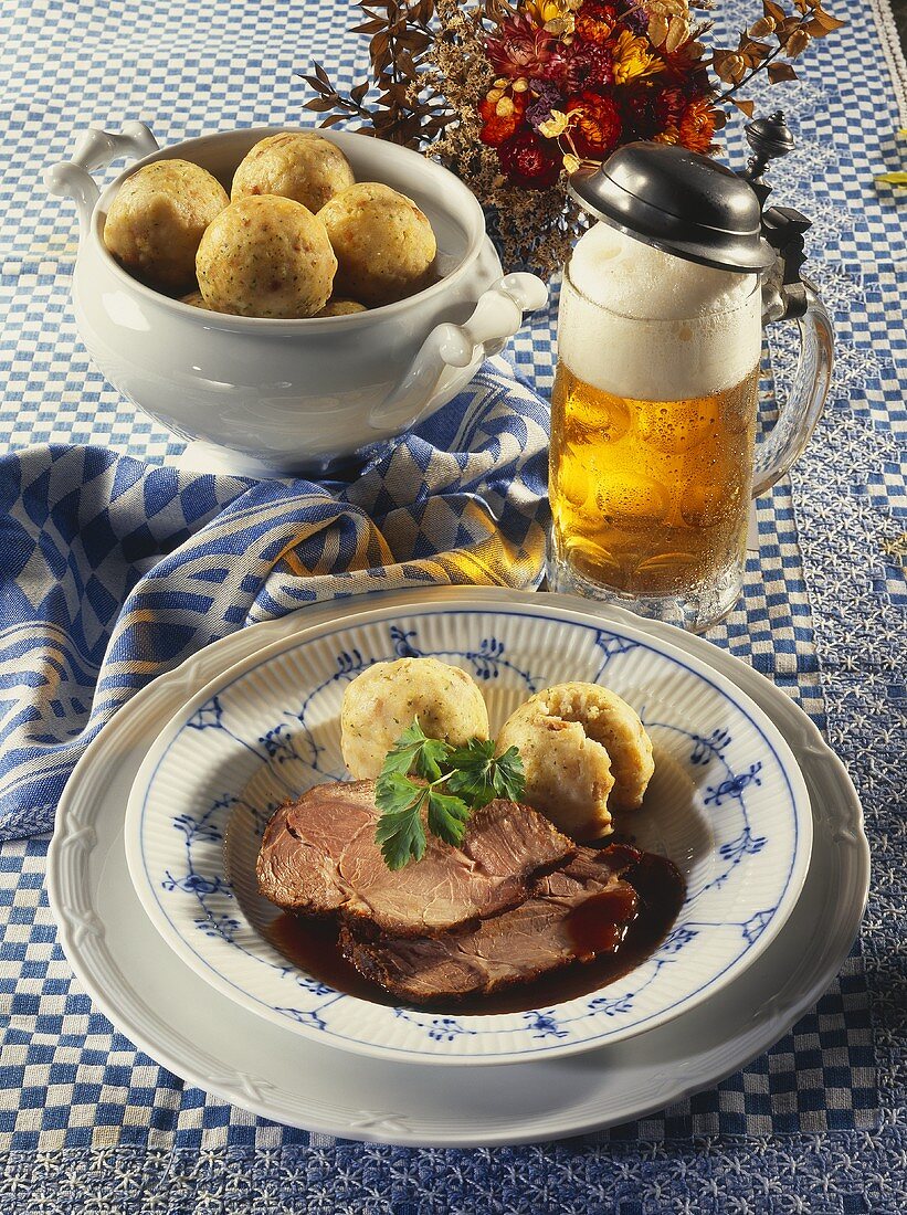 Schweinebraten mit Klössen, Petersilie & ein Krug Bier