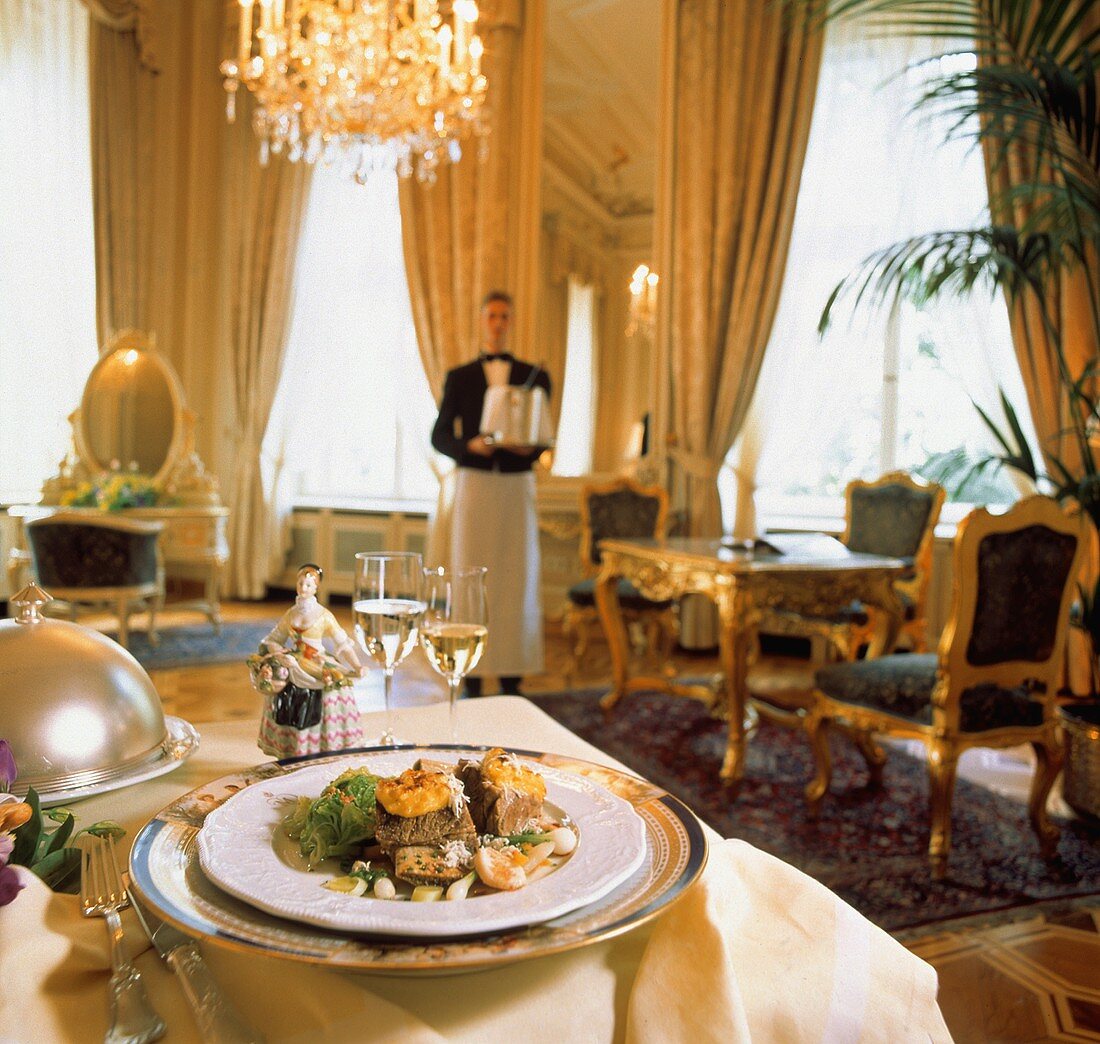 Rindfleisch mit Gemüse, serviert im Hotel Imperial Wien