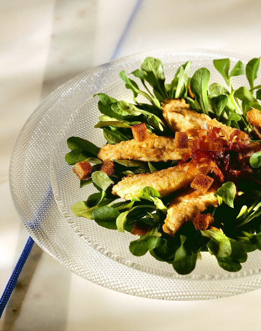 Feldsalat mit Hühnerbruststreifen, Speck & Croûtons