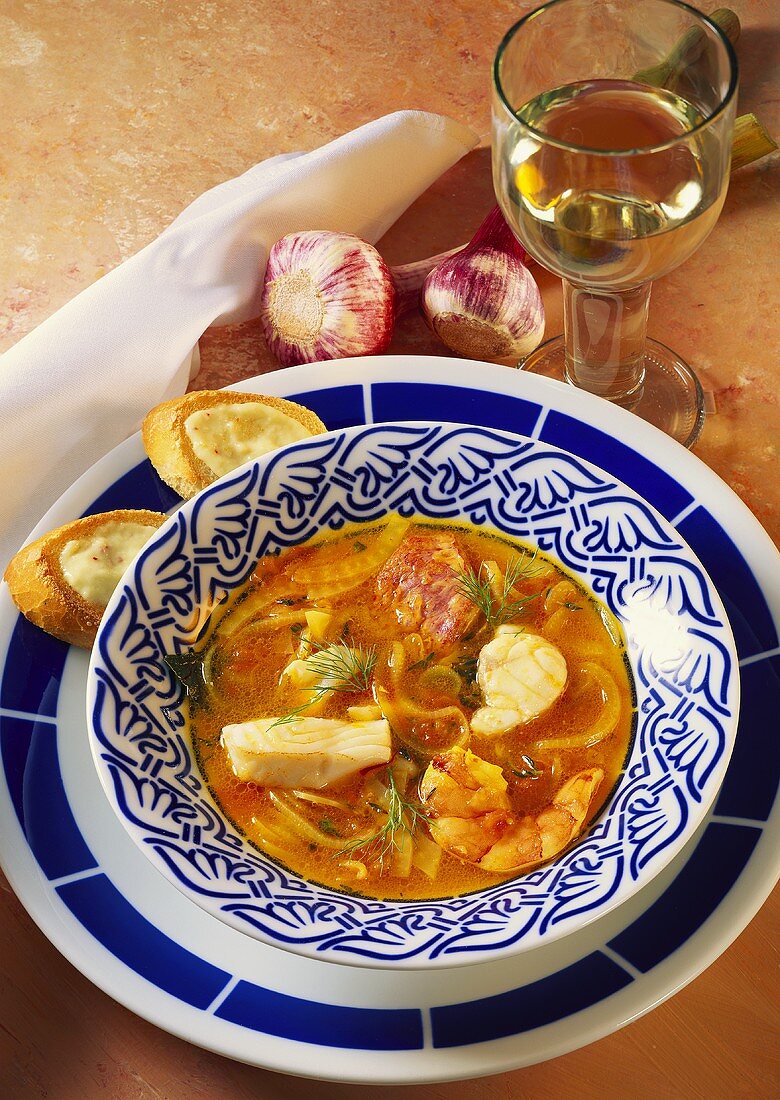 Zuppa di mare (Fisch-Garnelen-Suppe mit Zwiebeln, Tomaten)